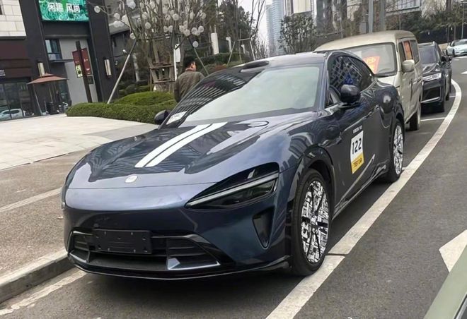 小米首款SUV车型街头实拍,超长机盖似超跑,轴距3米,续航820Km新车底盘小米集团车身尺寸suv车型_订阅