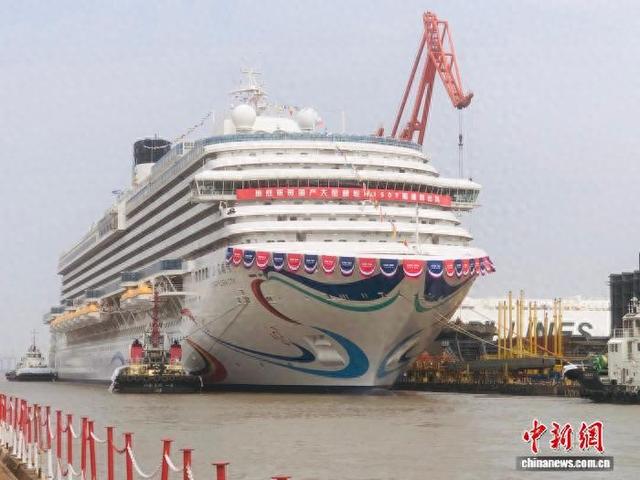 20日，第二艘中国国产大型邮轮“爱达·花城号”在中国船舶集团旗下上海外高桥造船有限公司出坞。中新网记者 殷立勤 摄