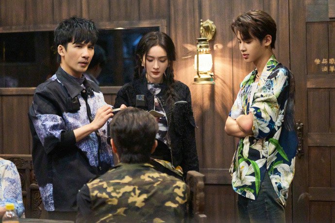 《密逃5》许凯被黄明昊吓到跳起_娱乐频道_中国青年网