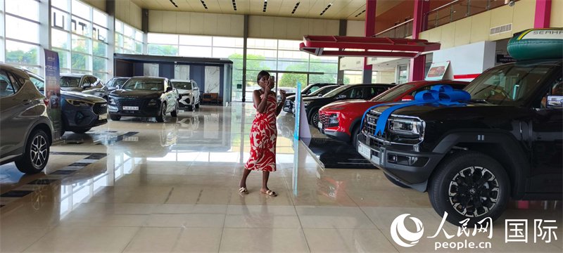 中国汽车奔驰在非洲大地