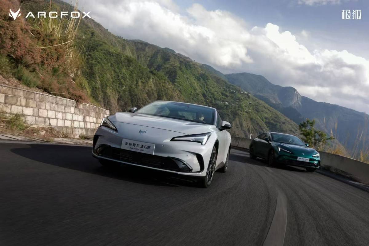 极狐全新阿尔法S5上市，售价9.98万起配双动力