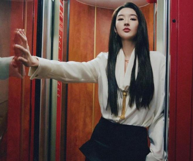 王玉雯再次跻身女王行列，黑色长裤搭配白色衬衣分外美艳动人！