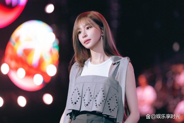 歌声的魔法:王心凌与观众共创的治愈系合唱现场