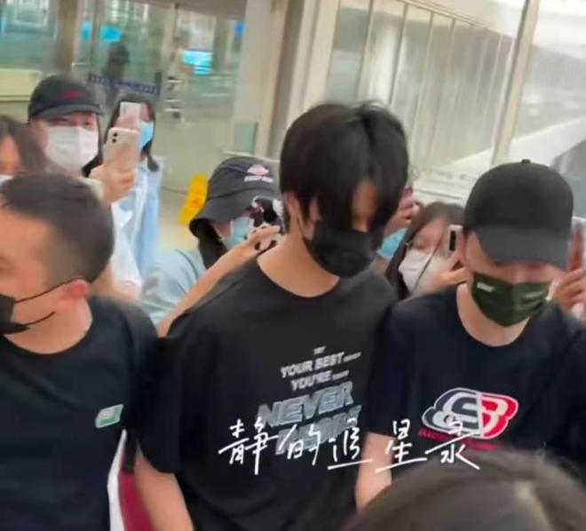 刘耀文机场又被围堵，粉丝拥挤差点撞到艺人，刘耀文全程黑脸