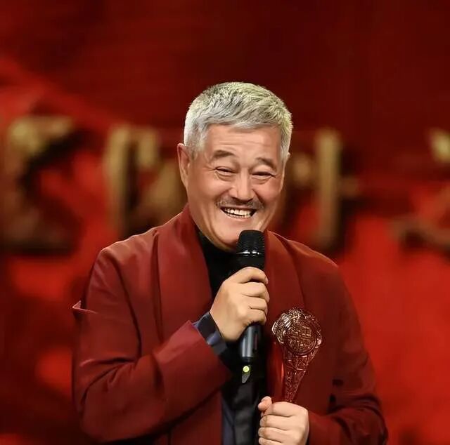 赵本山女儿直播中被问“现在请赵老师多少钱”，回应称“他已经不出来了，我爸这个年龄现在就每天跑跑步动一动”