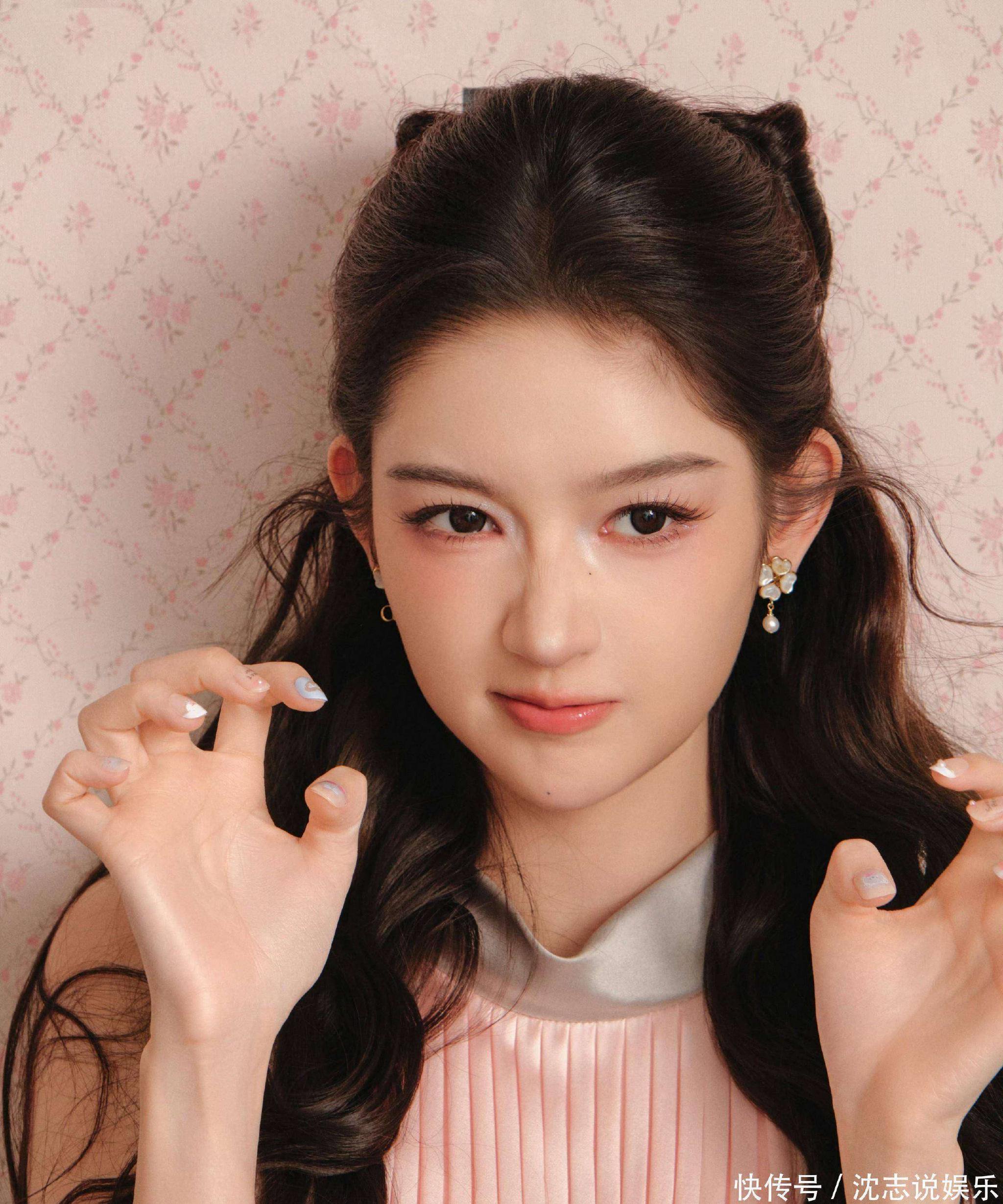 王玉雯粉灰穿搭诠释甜柔气质！纤美身段配灵动性格，美成初恋模样