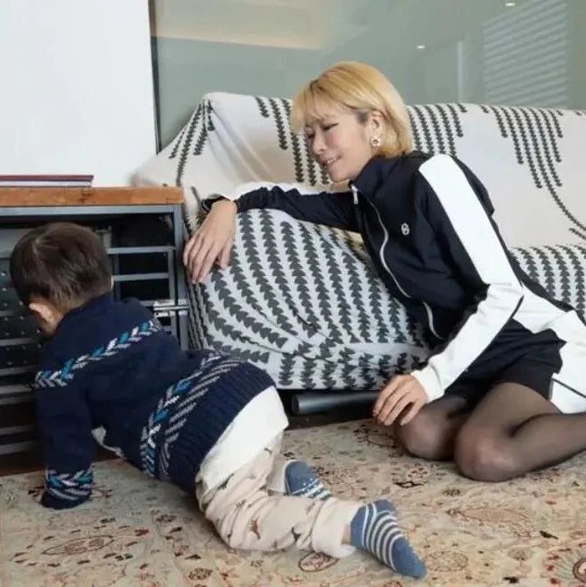 离婚3年不要抚养费，女星Makiyo带儿子住发霉房，单亲妈妈不好当