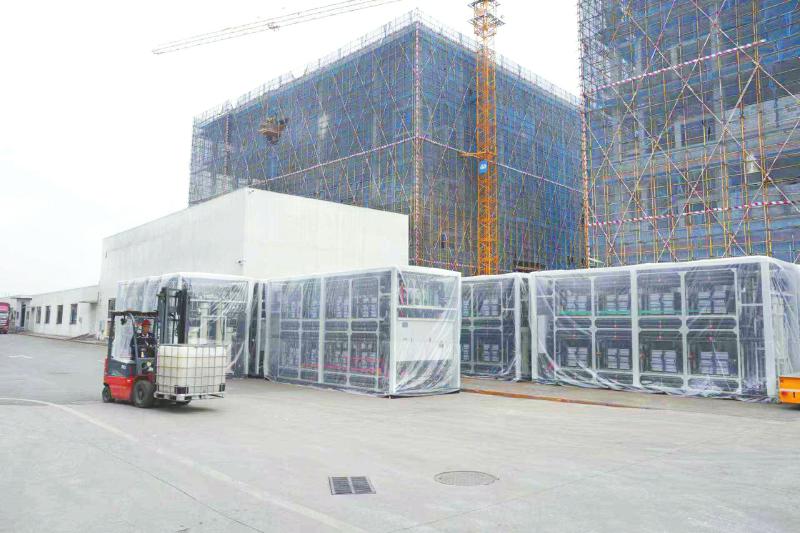 四川伟力得能源股份有限公司生产的全钒液流电池功率单元准备交付。受访者供图