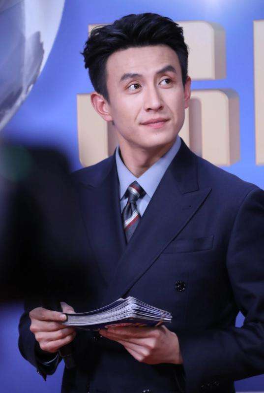 短剧红毯：刘晓庆惊艳、洪欣性感，向佐表现引关注