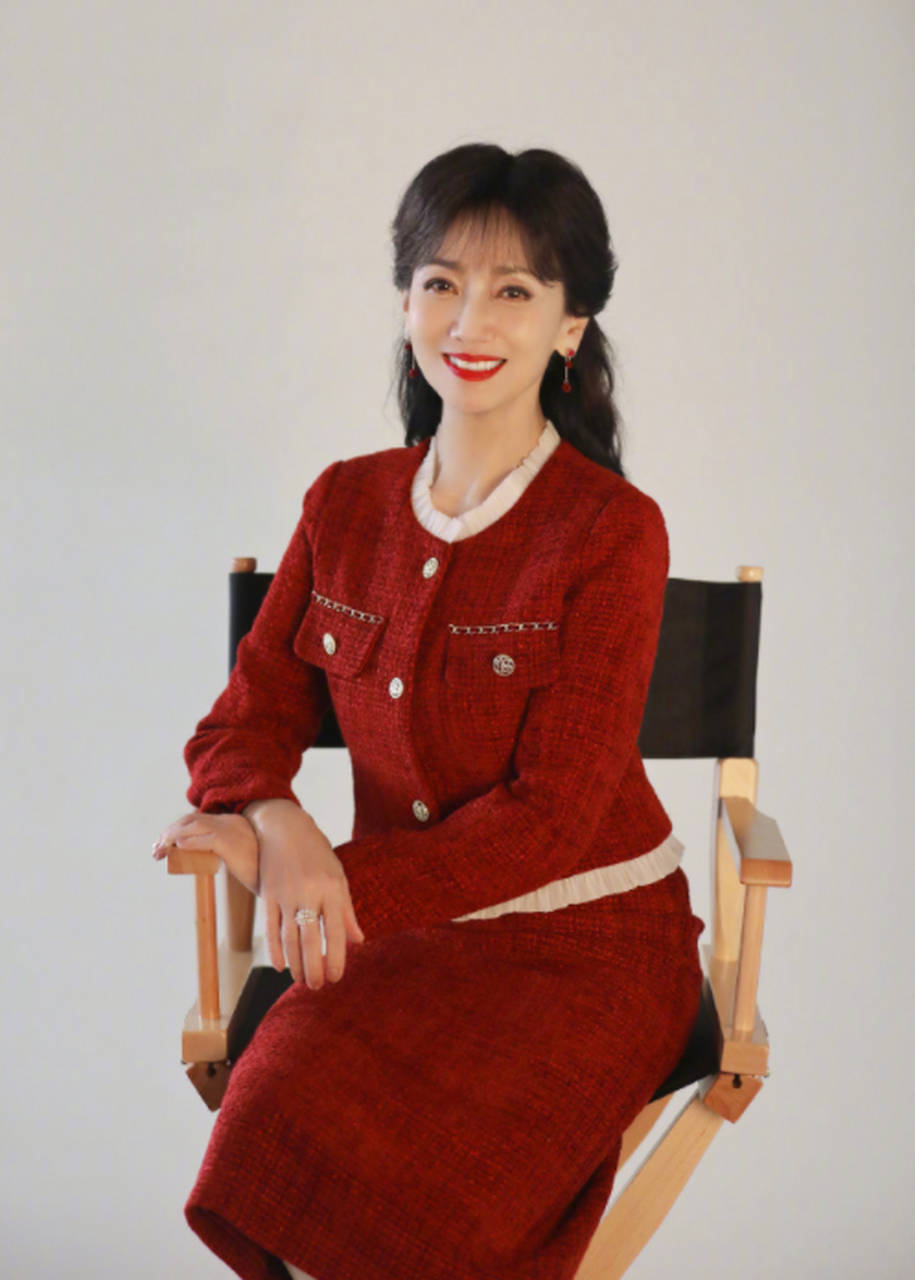 73岁赵雅芝穿红毛衣营业！状态似34岁，网友：这保养秘籍太绝了