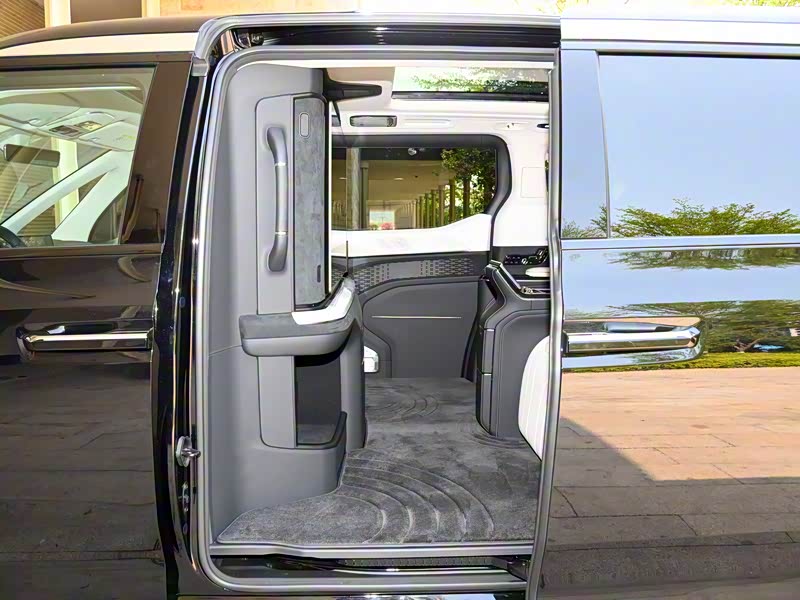 极氪009光辉版比普通版贵多少?