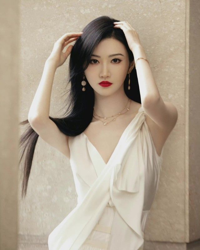 景甜现身Dior活动穿一身白裙变绝美希腊女神Dior审美太稳定
