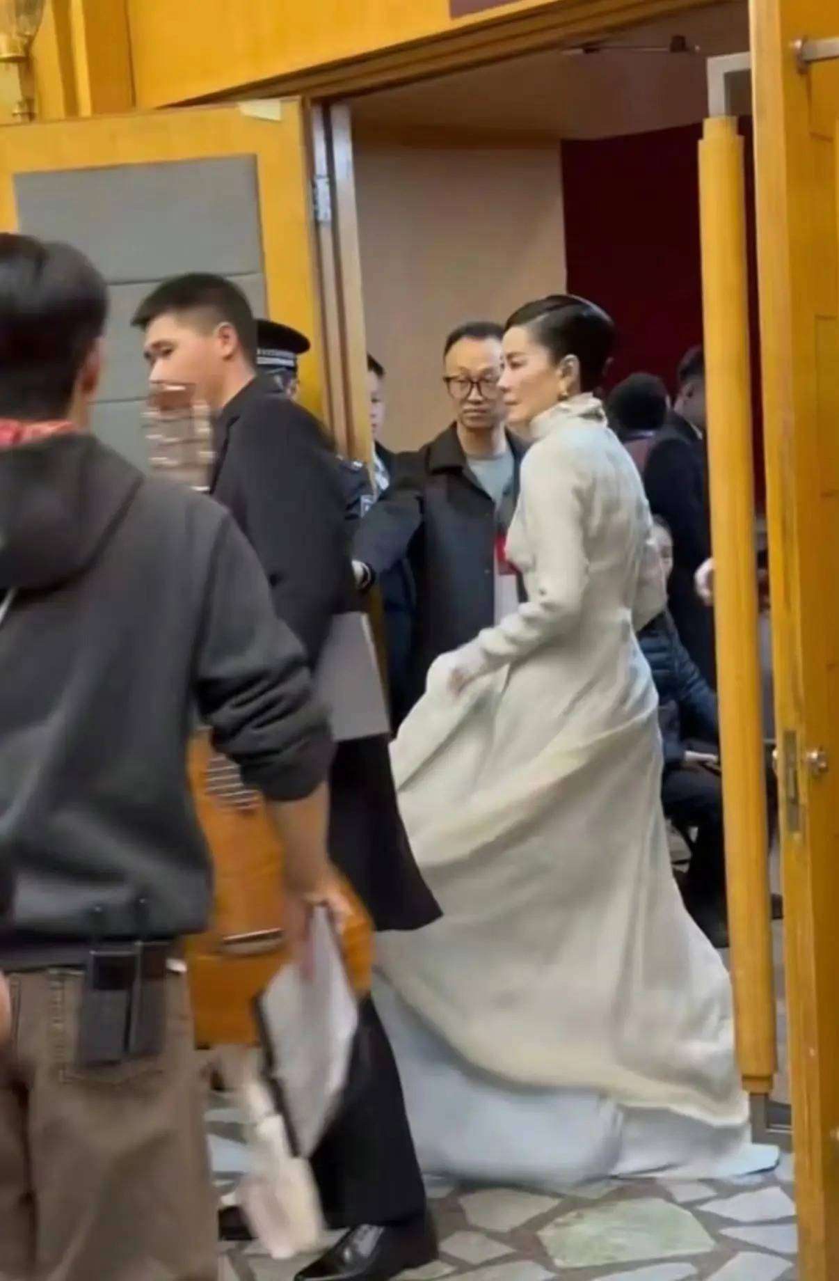 央视春晚节目官宣，王一博郭富城热度居首，沈腾马丽微电影第二