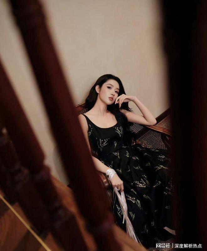 王玉雯这条铃兰裙太戳人！把复古氛围感焊在身上