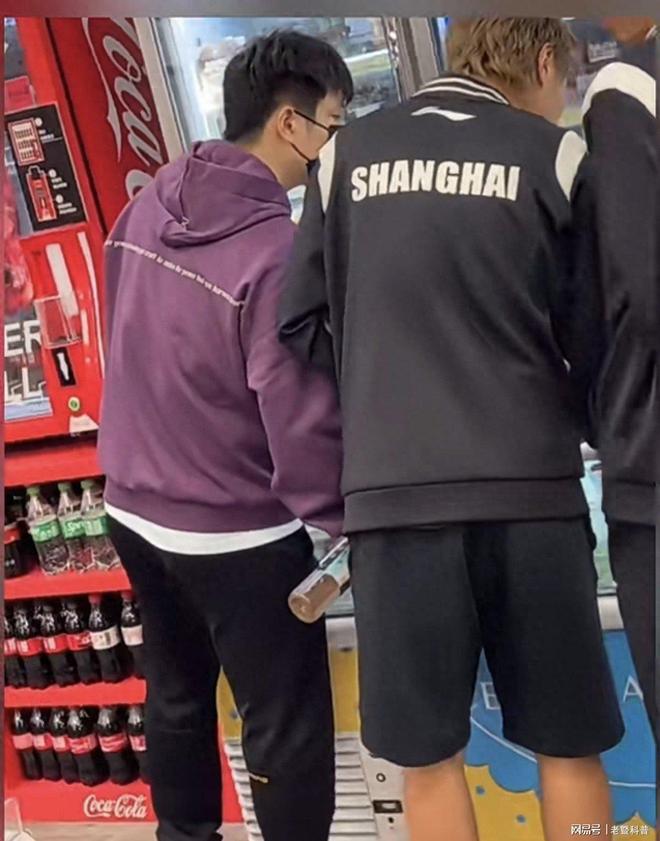 樊振东，赵子豪，周凯逛街吃冰淇淋，林高远多才多艺设计衣服鞋子