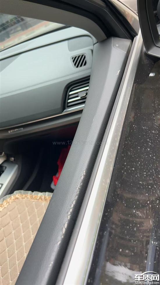 一汽奥迪Q5L副驾门板内侧多处凹陷坑洼
