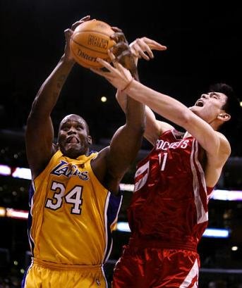 [组图]火箭湖人场内外恩怨全记录 从斗嘴到交易