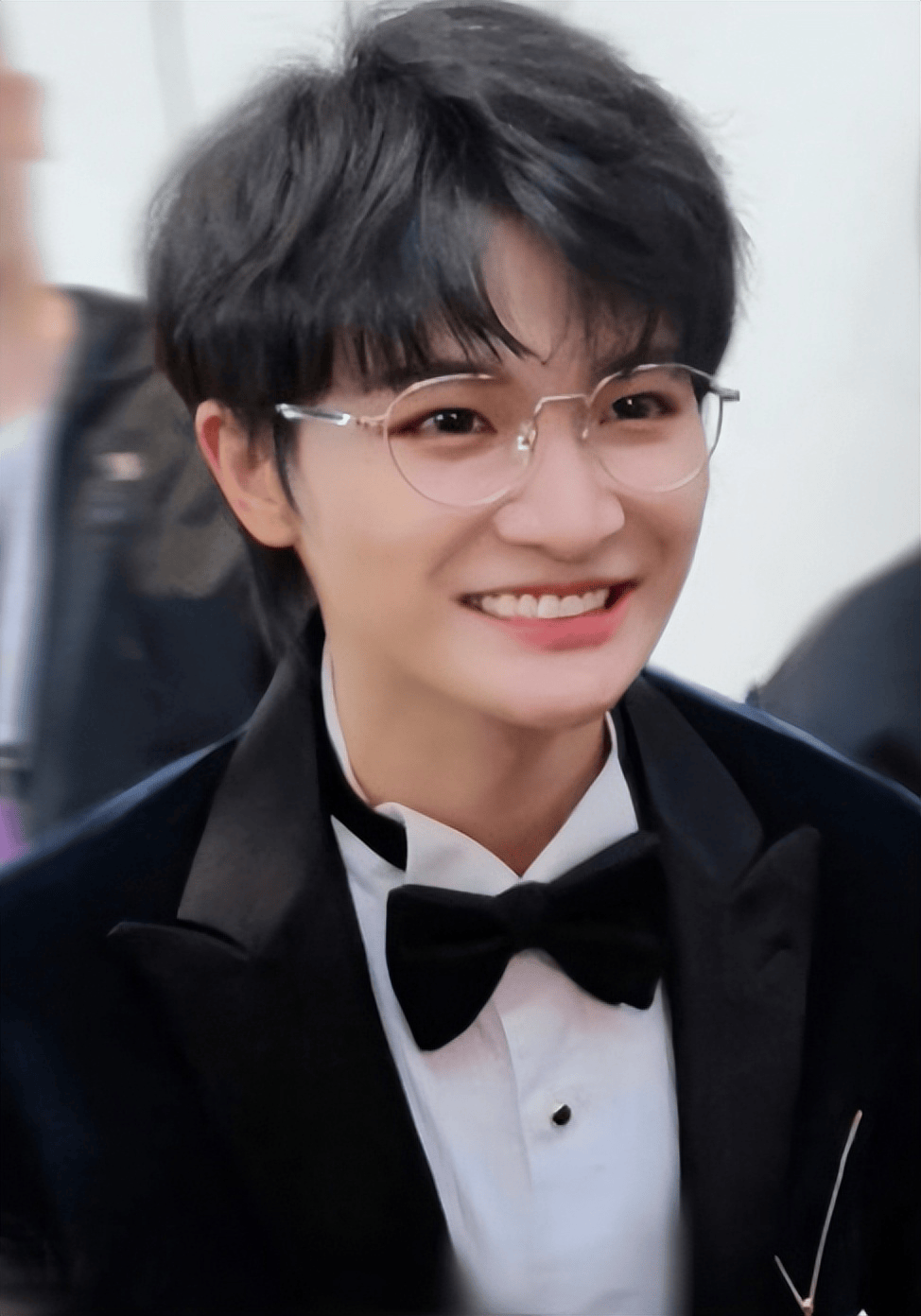 周深辽宁春晚小品首秀路透：灰发拄拐反差大，与宋小宝混搭出圈