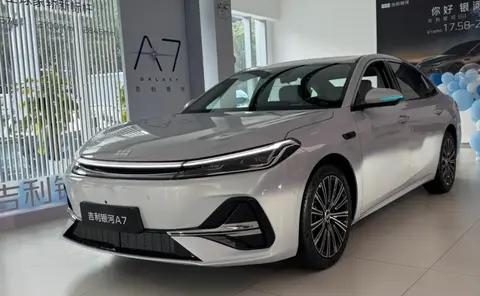 家用轿车不用买太贵,2026上班族“最爱”的3款车,耐开不贵