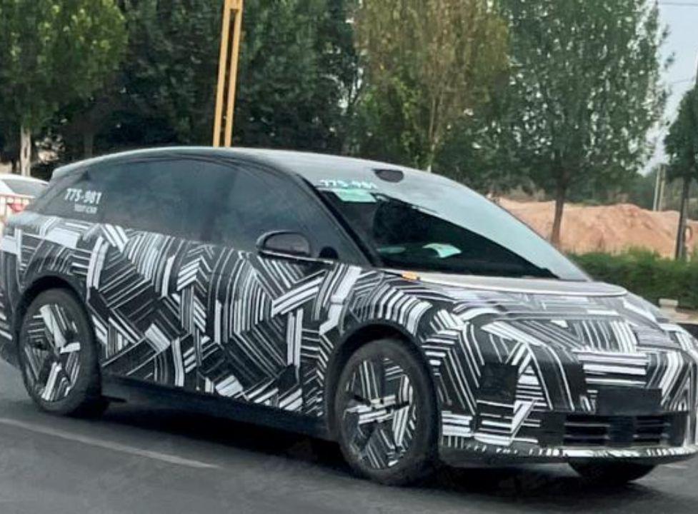 理想i6内饰首曝：延续家族设计语言，9月正式上市交付