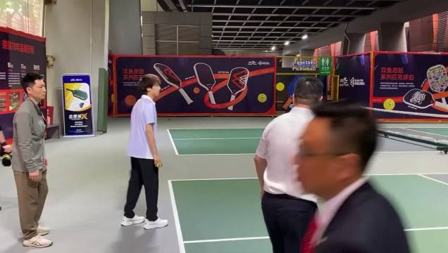 林高远双鱼年会·匹克球纯享版 领导也不换双鞋 就穿着皮鞋“N抗”啊