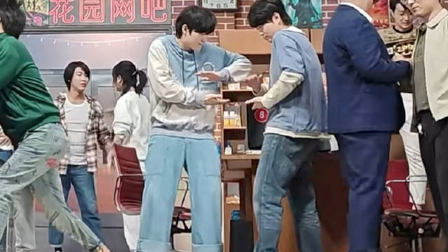 放两个自娱自乐的课间小学生