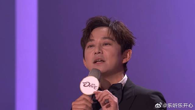 何炅又遇突发事件，那英质疑票数：全场鼓掌都不投票吗