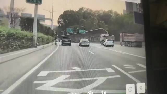 深圳一小车错过出口连续变道致三车相撞