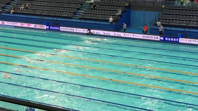 女子100米蝶泳预赛，张雨霏58秒34位列前三，晋级晚间决赛