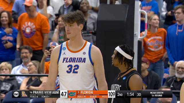 黑人小哥惊呆了，没见过大个， 姚明2米29，佛罗里达大学的中锋2米36