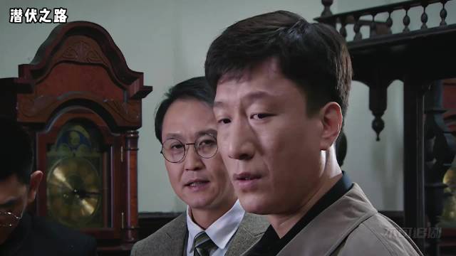 翠平在众目睽睽之下，利用麻将牌给余则成传递信息