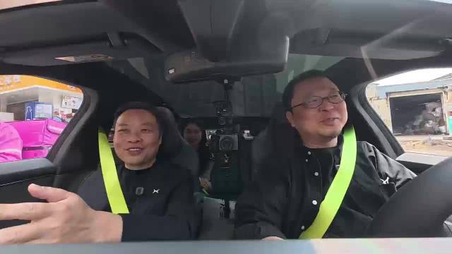 何小鹏罗永浩试驾第二代VLA小鹏P7挑战城中村窄道