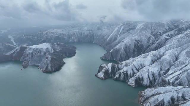 雪后青海碧水丹山好壮观