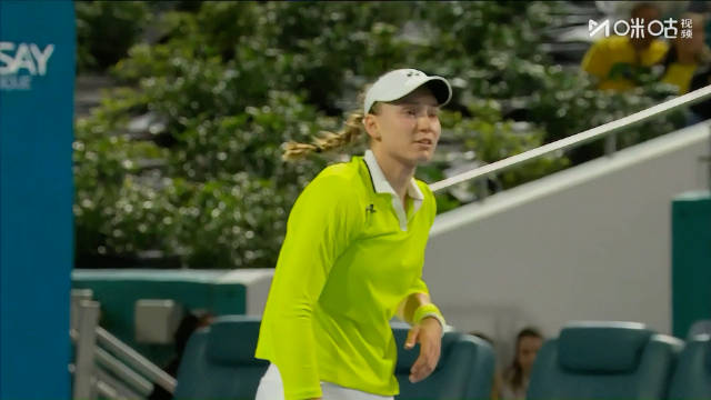 莱巴金娜高芙晋级第三轮，双误与失误引赛场趣事