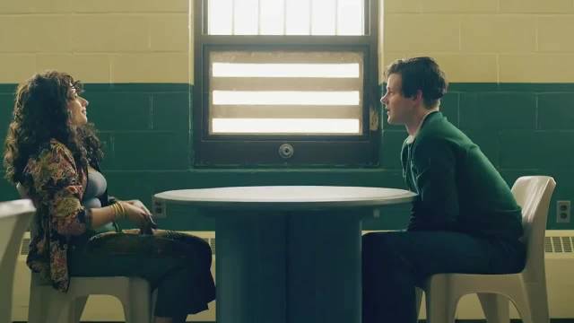 被判重刑的大盗，靠毒蘑菇制造监狱大乱，趁乱钻进医生车后备箱，成功越狱！