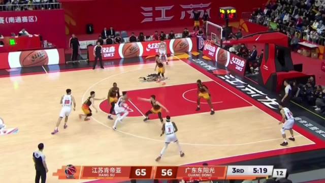 崔永熙极致弹跳爆发力拉满，补篮差之毫厘