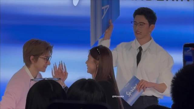 感觉林一和主持人都被这个粉丝突然上手捧林一的脸吓了一跳