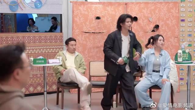 周翊然绝对是汪苏泷铁粉，他的歌张嘴就来，歌词竟全对