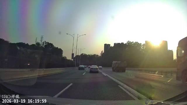 女子横跨四车道变道险酿事故