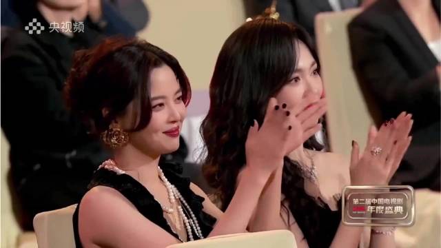 唐嫣不愧是甜妹天花板！身着黑天鹅礼服出场少女感拉满，靠冷白皮杀疯了