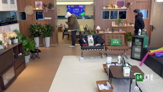 周翊然被忽悠怕了！盯着徐志胜拿钱，眼神里满是警惕