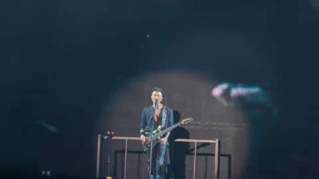 谢霆锋深圳演唱会首唱新歌《推倒重来》，硬核摇滚舞台燃炸全场