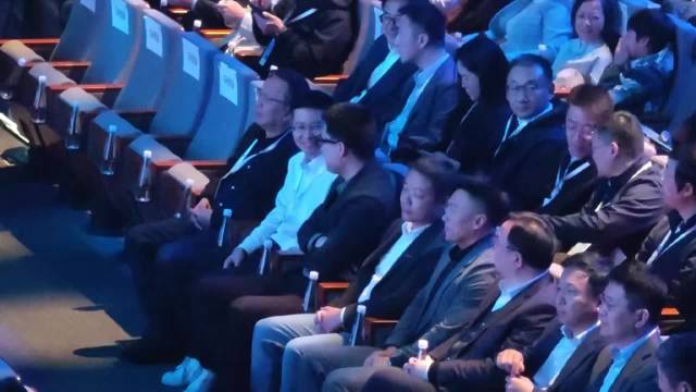 李想与王兴兴畅聊AI与汽车未来