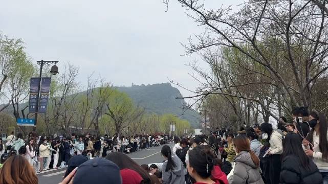 蔡徐坤杭州活动人气，他依然很顶 ！