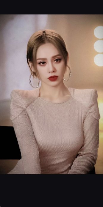 袁泉宁静路演喝交杯酒破冰，网友：这才是演员营业的顶级魄力！