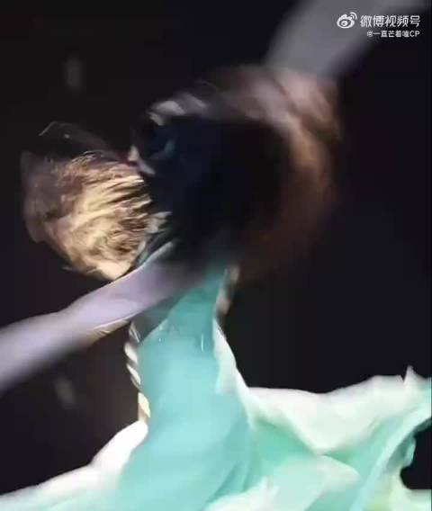 刘浩存跳舞也太美了，美貌与才学并存！