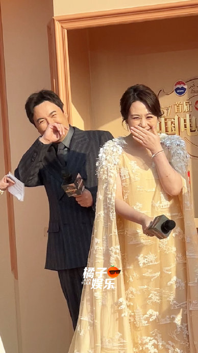 沈腾马丽红毯默契大考验，一个喊“父女”一个说“母子”引爆期待