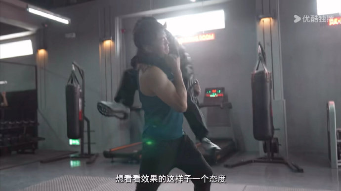 张子枫为了拍摄《捕风追影》中的动作戏，接受了哪些专项训练？