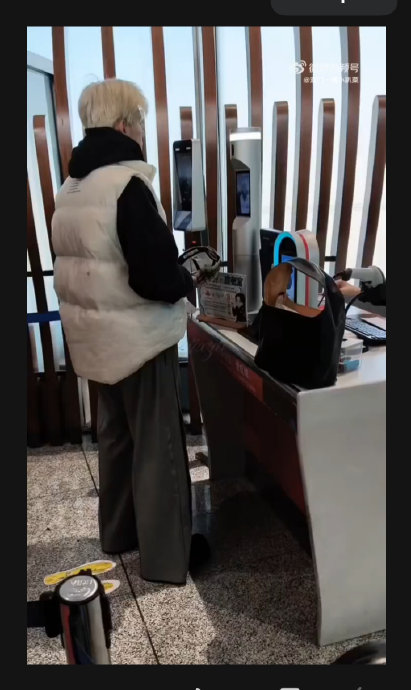 胡先煦3月19日上海机场的新发色具体是什么颜色？