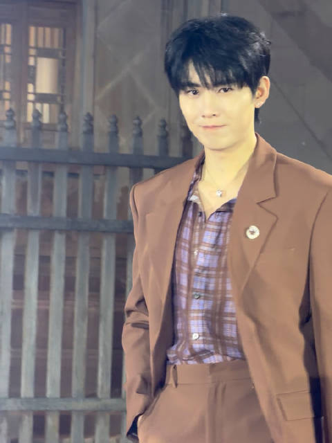 任豪红毯直拍 棕色西装帅气有型